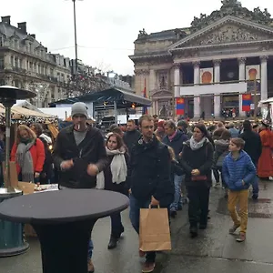 Les Pieds A La Grande Place Bruselas